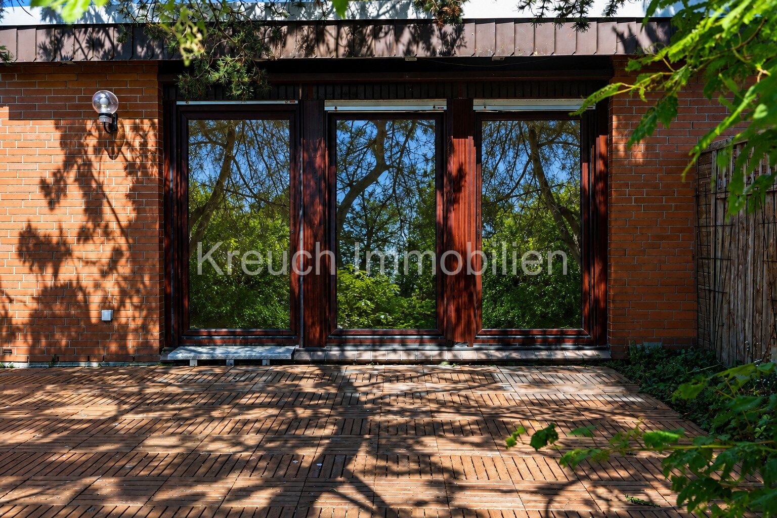 Sonnige Aussichten inklusive – Bungalow in Bad Homburg mit großer Südterrasse und Blick in den Garten Sonnige Aussichten inklusive – Bungalow in Bad Homburg mit großer Südterrasse und Blick in den Garten